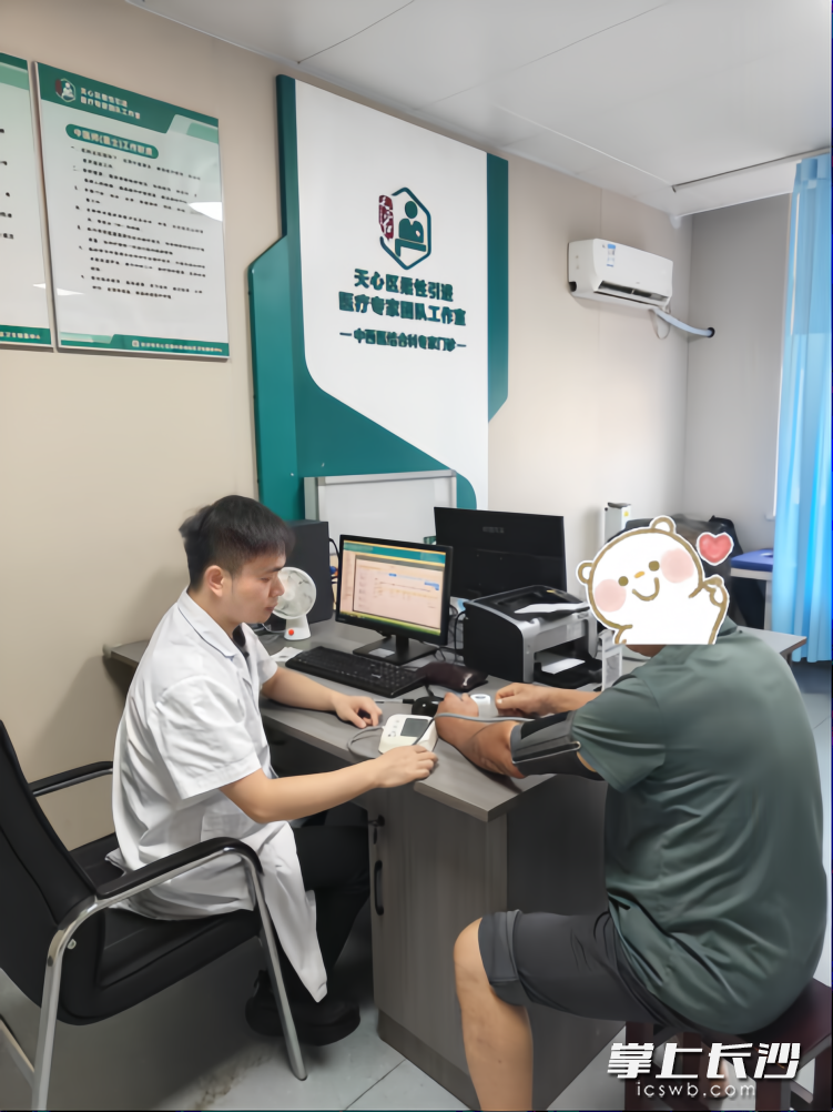 陈先生正在就诊。通讯员供图