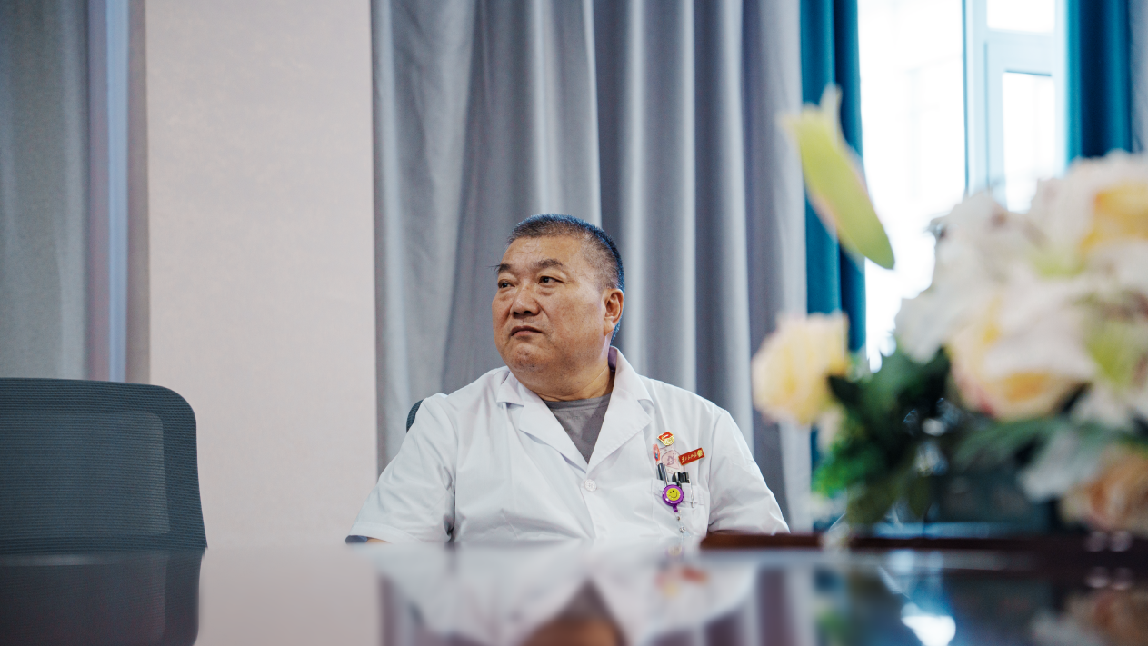 (南郊医院院长兼急危重症医学中心主任 崔海银)