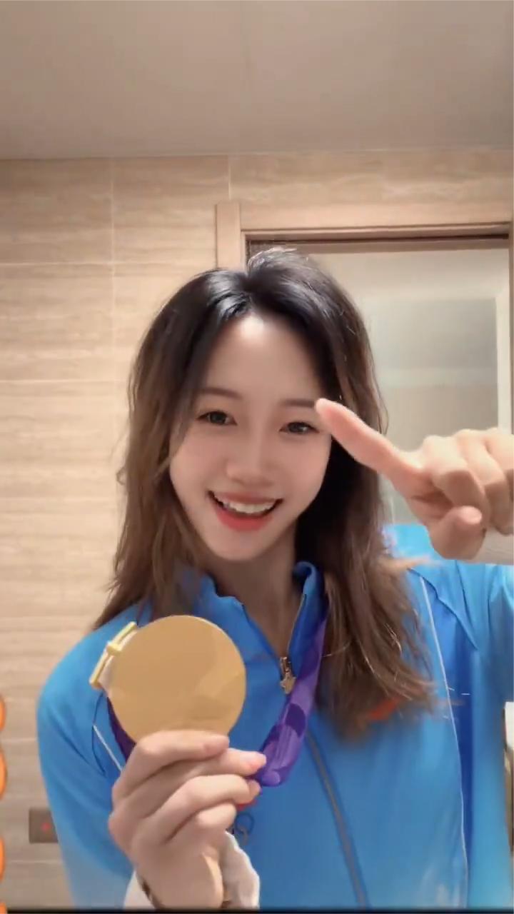 姚洋：女子剑术枪术全能冠军，笑得灿烂