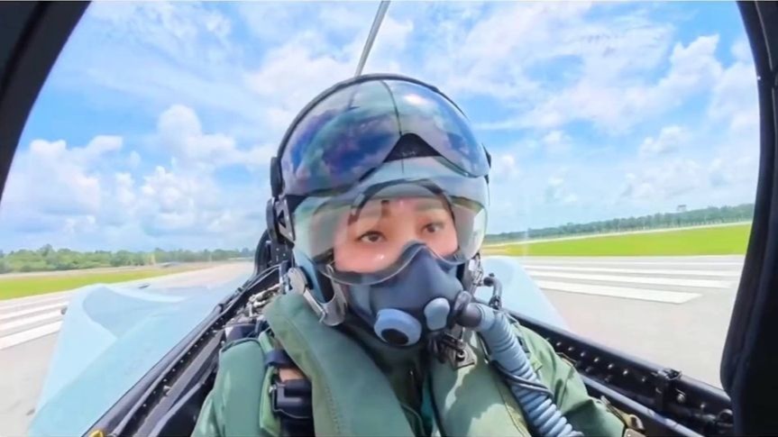 全球首位！泰国王后苏提达完成鹰狮战机首次单飞，泰王全程在地面守候