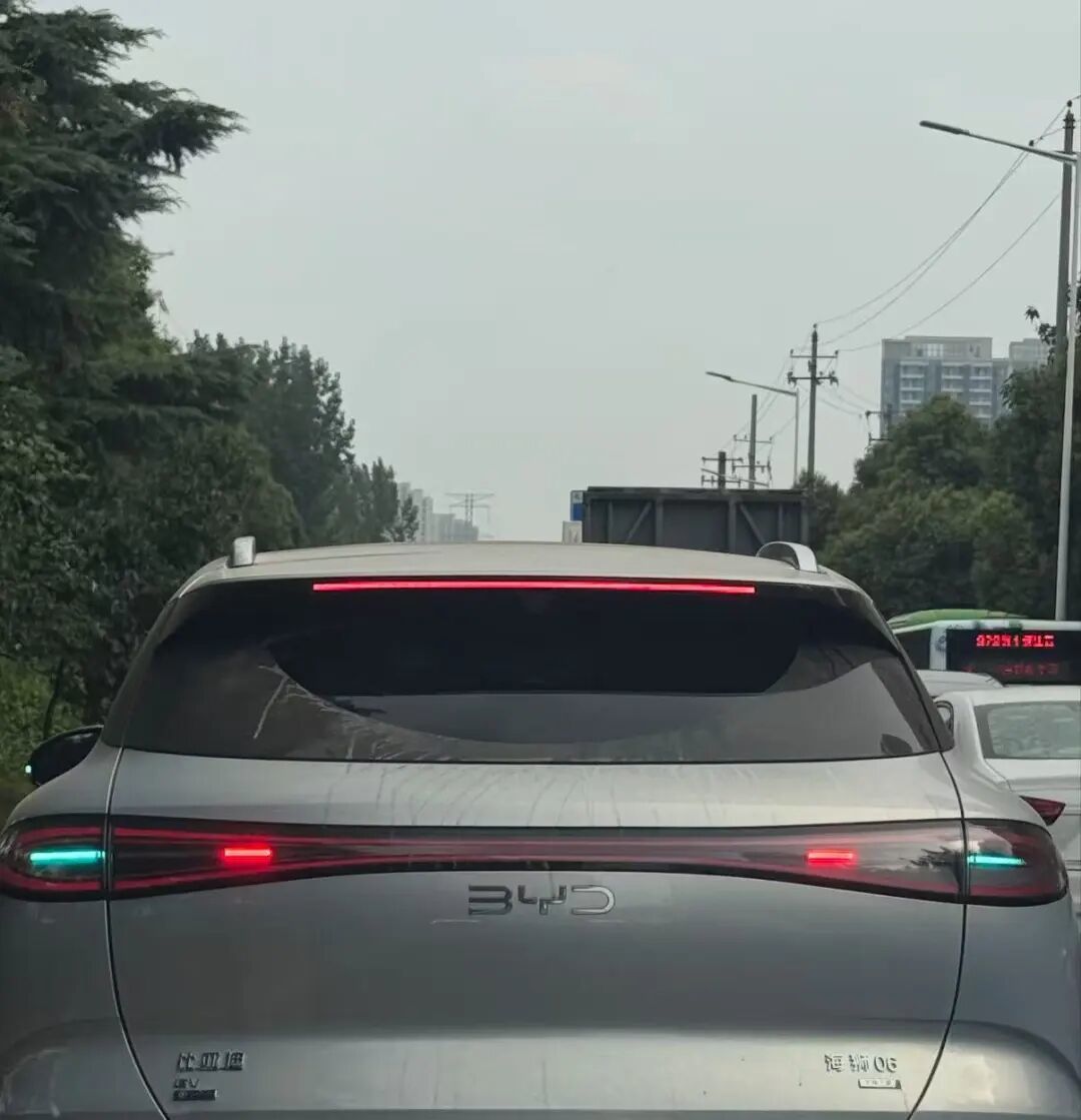 网友拍摄到一辆比亚迪海狮06在城市道路上进行智驾