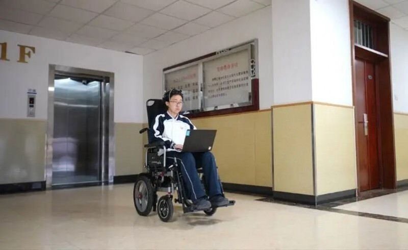 王宸悦进行“智慧轮椅”项目设备测试