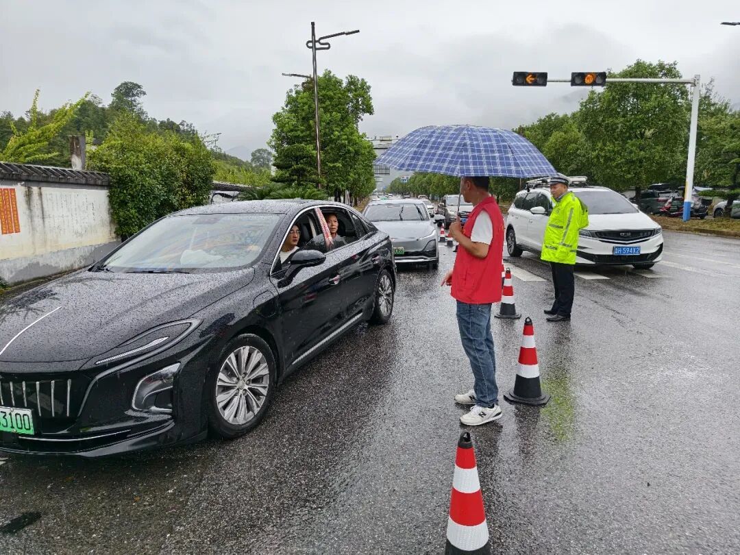 交警和乡镇办干部引导游客免费停车