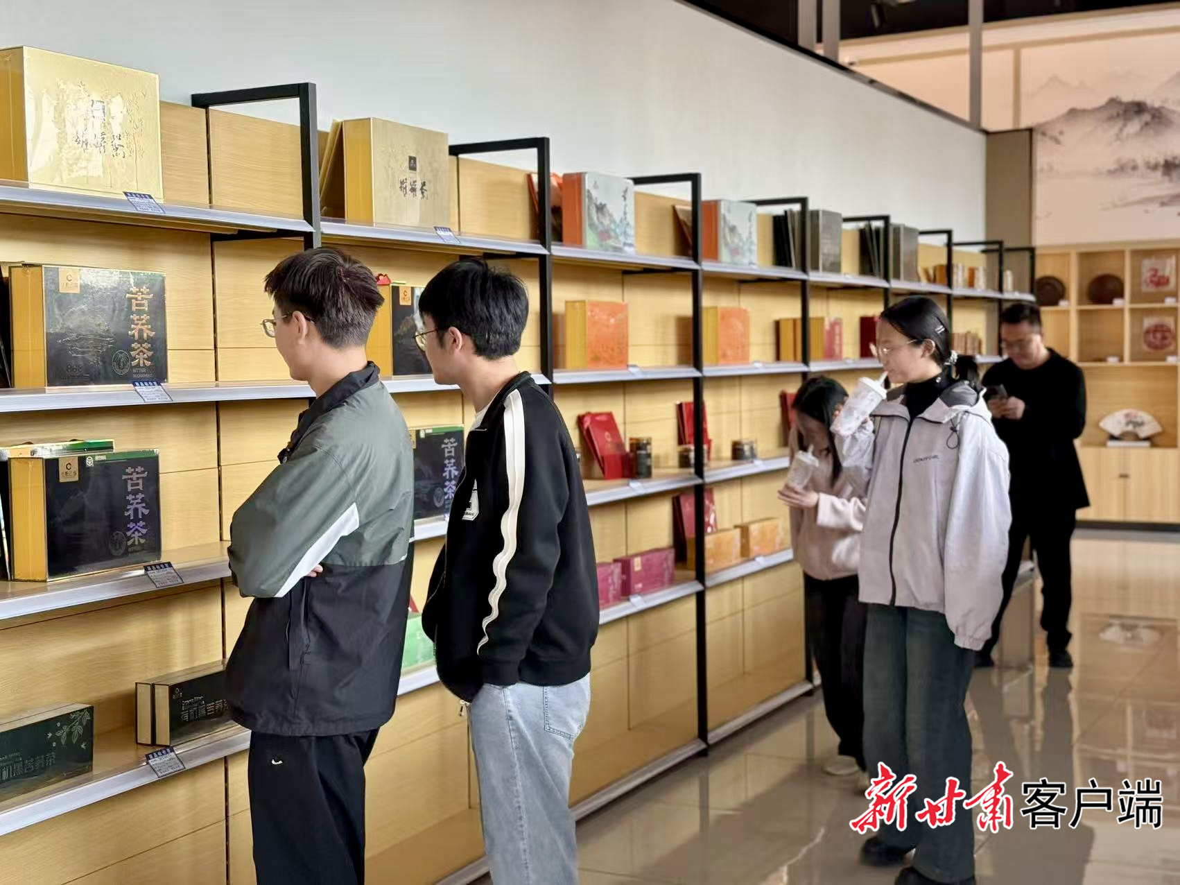 游客挑选农产品