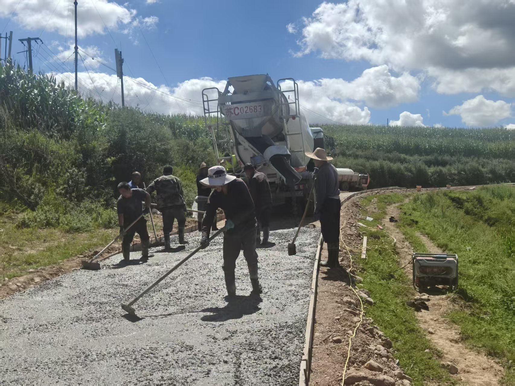 图为易地搬迁道路整修工程.jpg