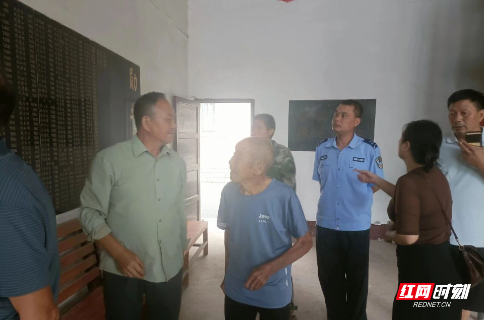 派出所民辅警陪同老人寻根。