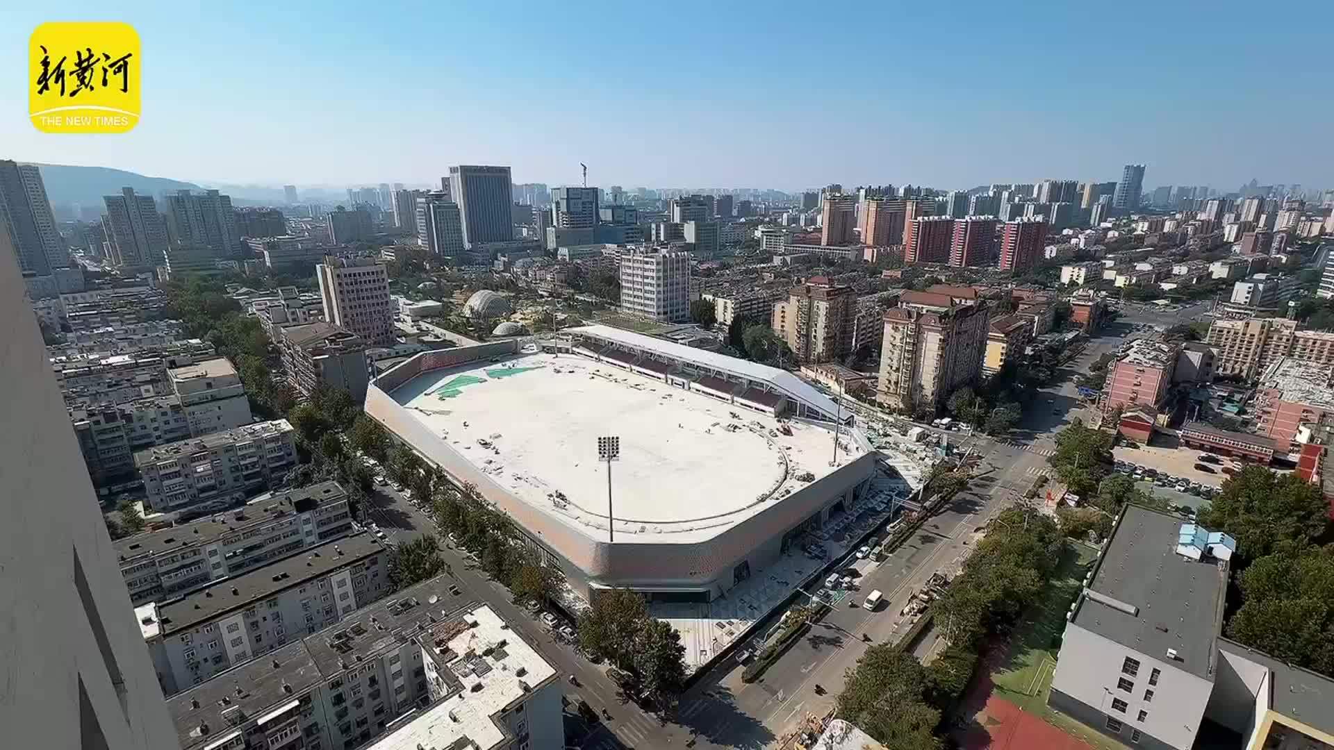 济南槐苑体育文化公园新建运动场 看台座椅安装到位