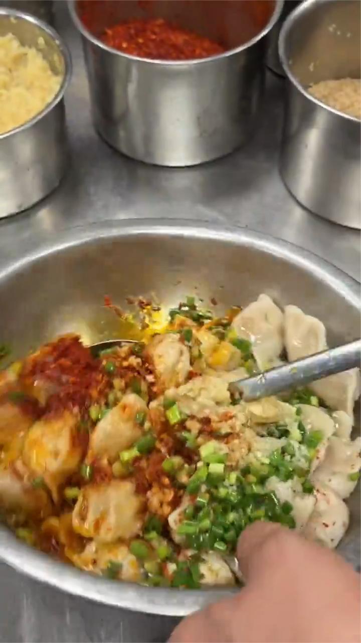就冲这盘油泼辣子饺子，值得往云贵川跑一趟