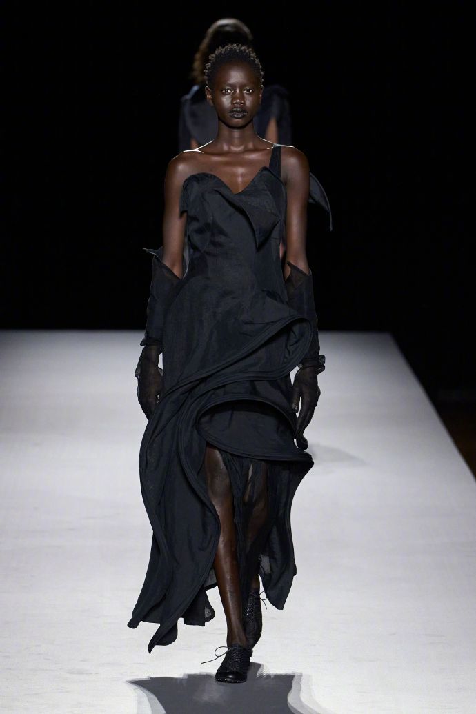 Yohji Yamamoto 2027 春夏成衣大秀 一场关于创作本身的深刻演绎