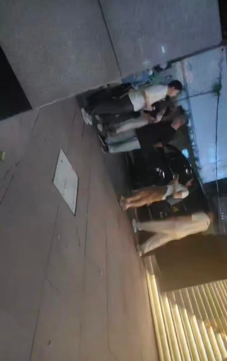 （围在竹子林附近全季酒店门口等待的居间人。受访者供图）