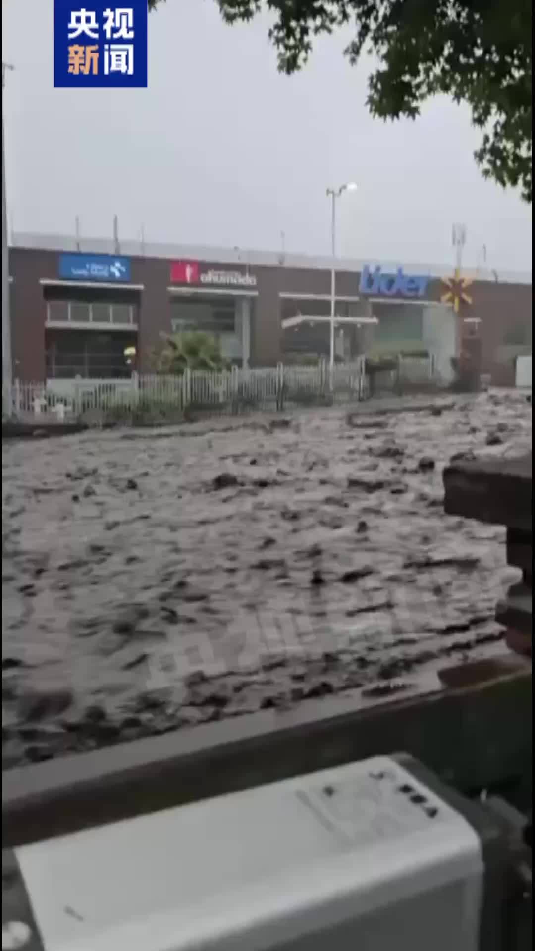 智利首都圣地亚哥暴发山洪