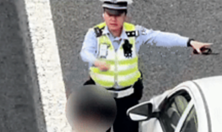 一轿车在合肥高速突然爆胎，警方迅速启动救援