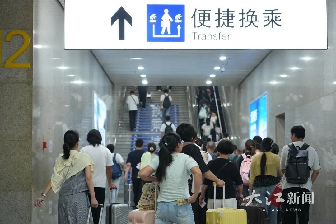 旅客在福州车站便捷换乘通道内有序通行。韩毅 摄