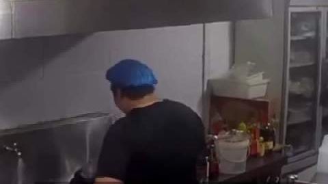 西安一厨师被指向锅中吐漱口水西安一烧烤店厨师被指向锅中吐漱口水，负责