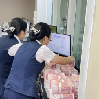 光大银行武汉分行延时服务暖人心 坚守初心显担当