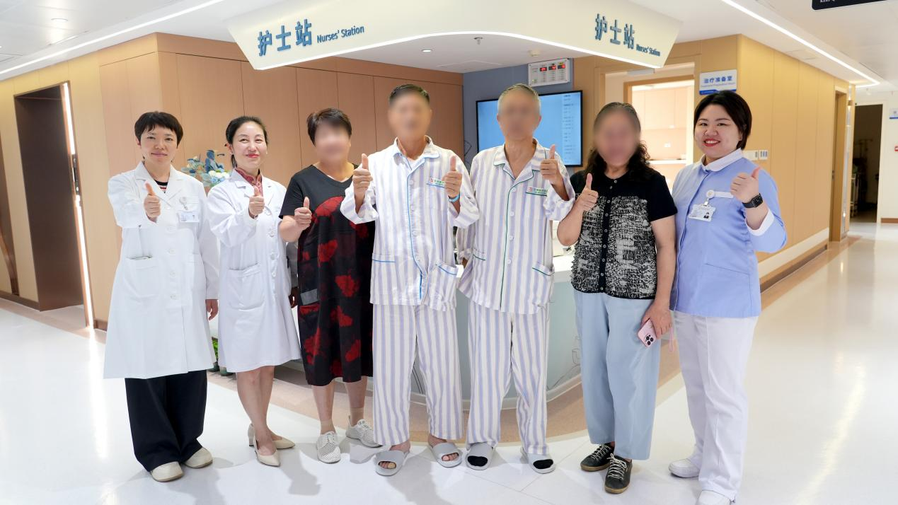 许先生、汪先生及家属与医护人员合影