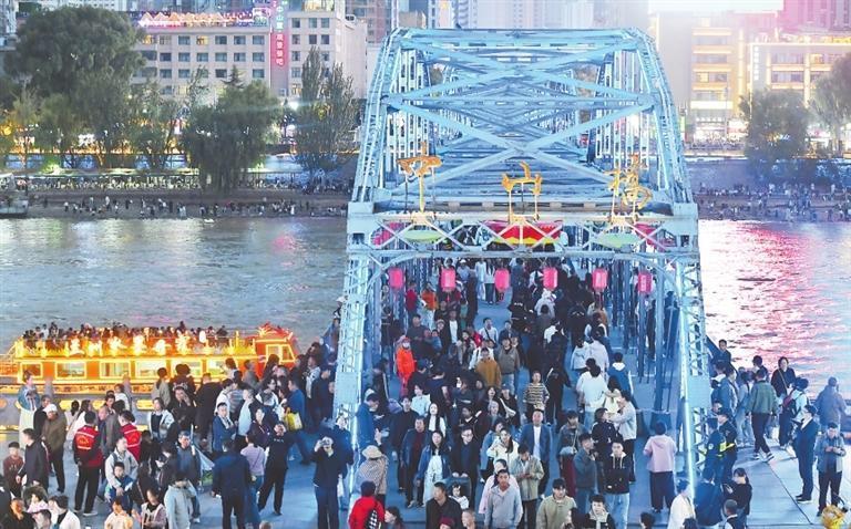 兰州中山桥人流如织，洋溢着喜庆祥和的节日氛围。新甘肃&middot;甘肃日报记者　裴强