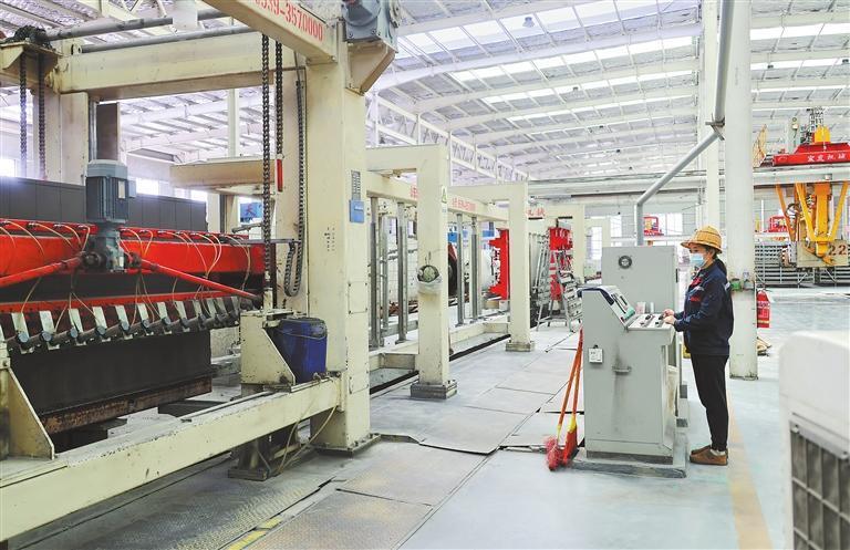 国庆假期，甘肃正宇鑫达新型建材有限公司生产车间内工人加紧生产各类蒸压加气混凝土砌块。新甘肃&middot;甘肃日报通讯员　盘小美