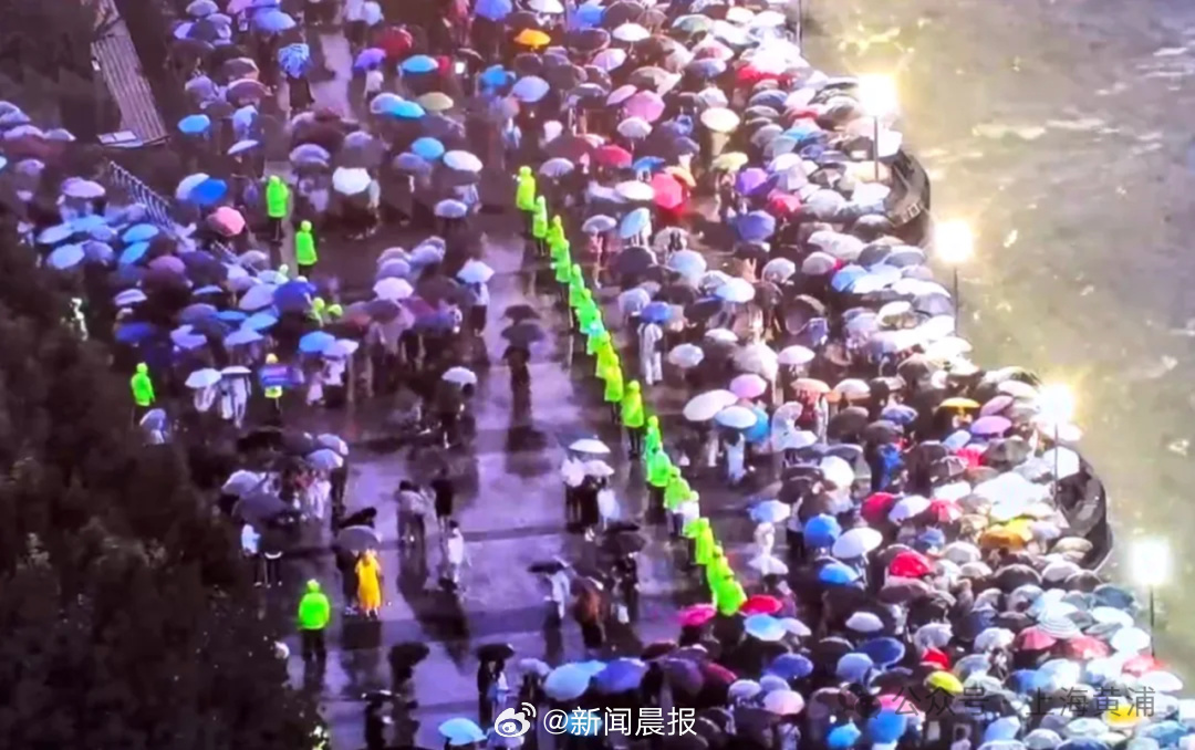 上海外滩“人墙标兵线”就位