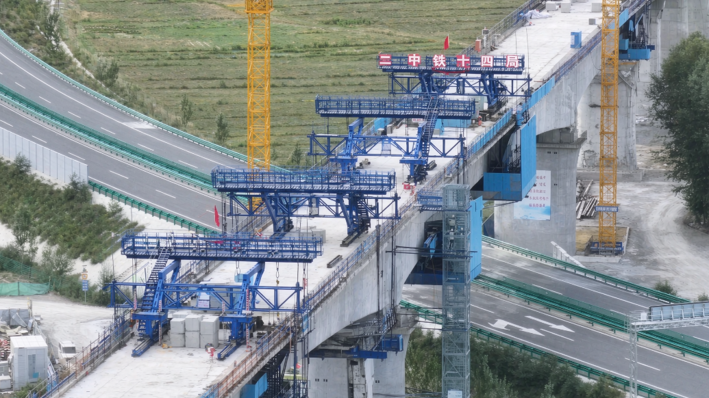 甘肃省重点工程建设者坚守一线　实干献礼祖国