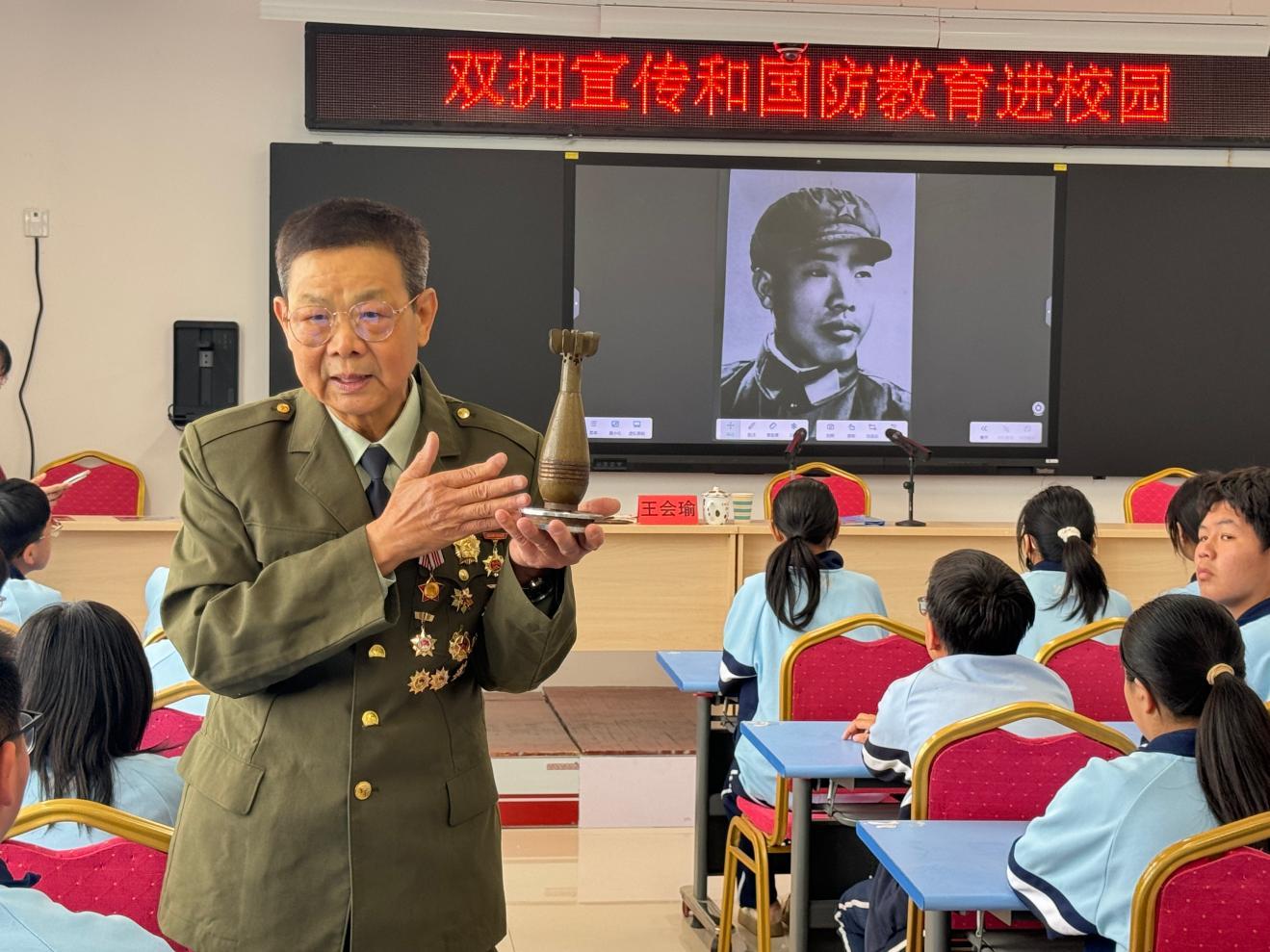 邹城市军休干部王会瑜在峄山镇中心学校讲述英雄王杰的事迹