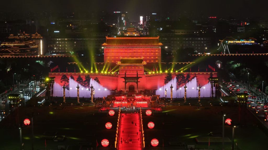 国庆假期,西安城墙景区被灯光点亮。(受访者供图)