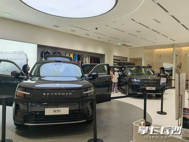 小米汽车门店内,国庆假期市民集中看车、比较。