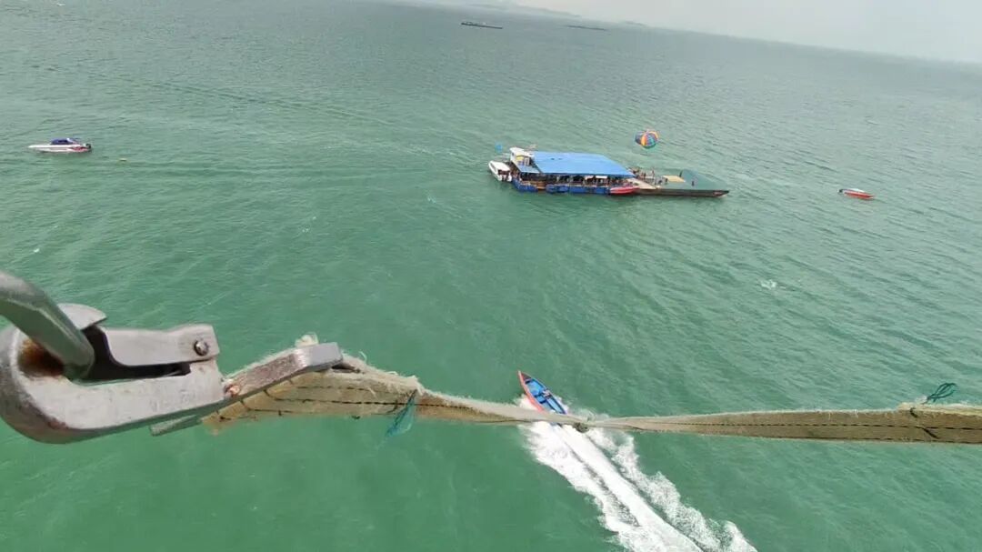 用千问S1眼镜拍摄的高空拖曳伞画面 摄影:林秋艺