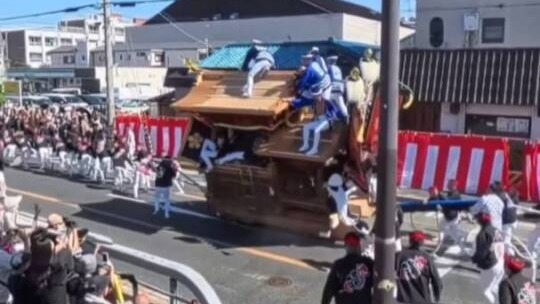 大阪传统祭典发生花车侧翻，致2死17伤