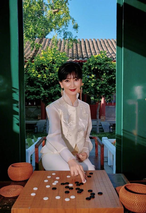 赵雅芝新中式造型亮相 一颦一笑自带温婉魅力