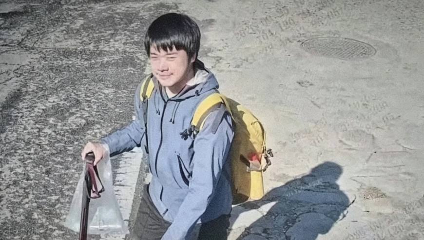 20岁大学生新疆徒步失联十多天，父母悬赏100万寻人，母亲称“找到遗体也给20万”