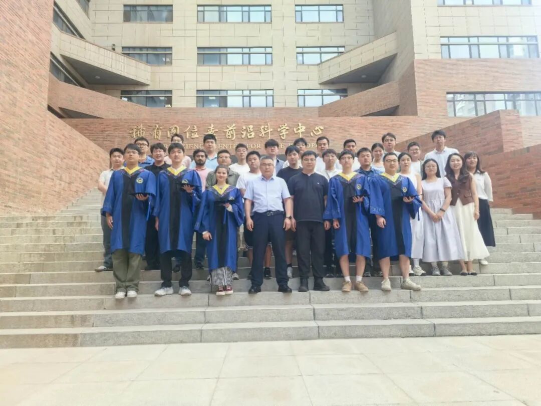 玛丽与导师、同学的合照