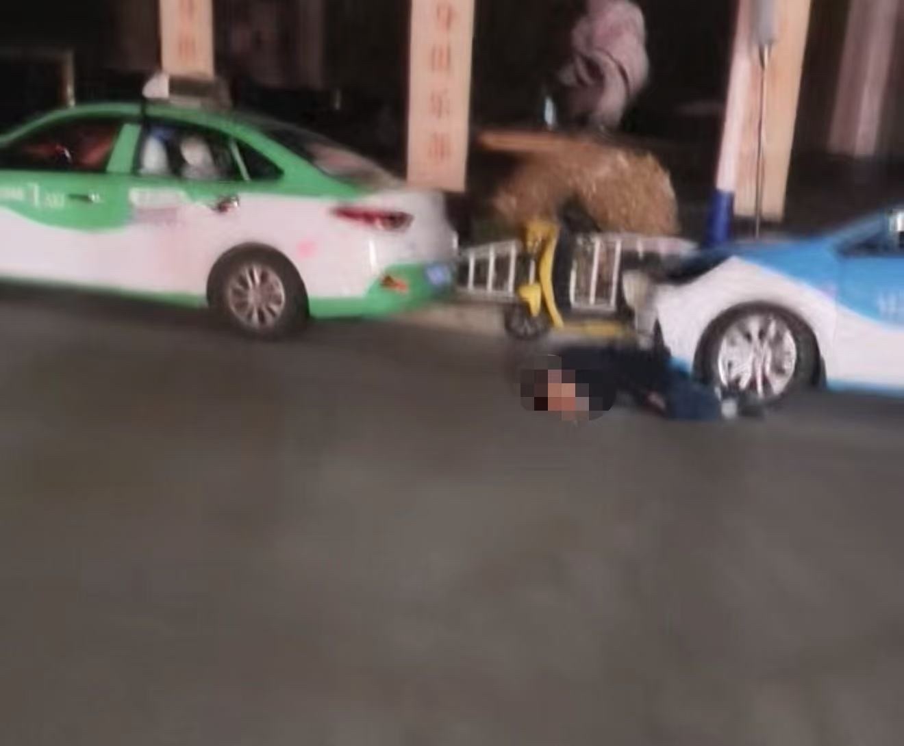 醉酒躺在地上的男子(当事人供图)