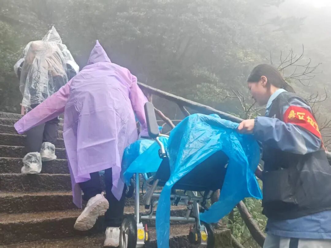 网格员帮助游客
