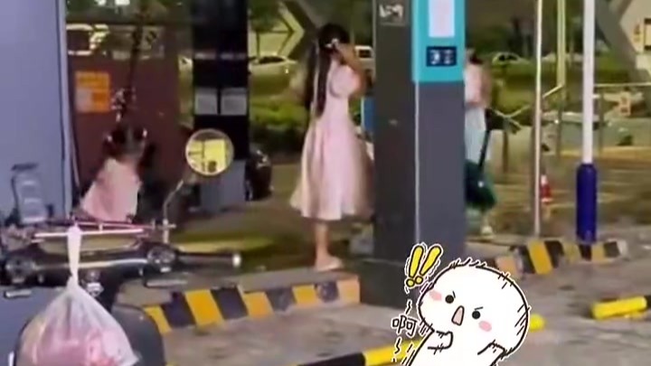 多名小孩拿充电枪荡秋千，客服回应：严禁！将联系站点巡查