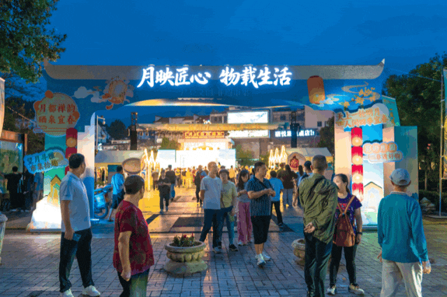 万载上演国潮秀与烟花秀