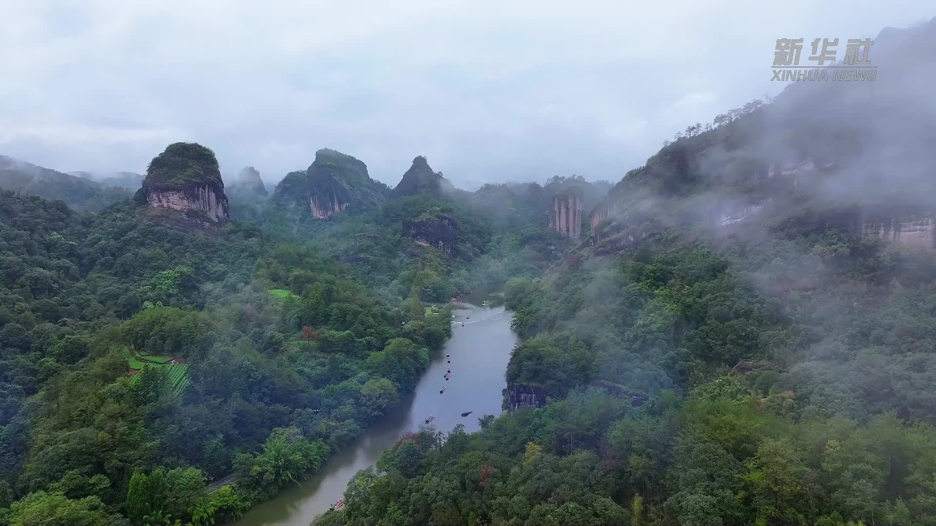 福建武夷山：游客徜徉山水间 慢享假日悠闲