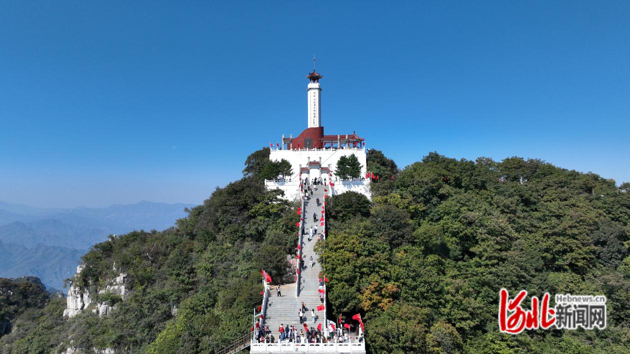 10月2日，游客在爱国主义教育基地狼牙山游览。杨希晨摄