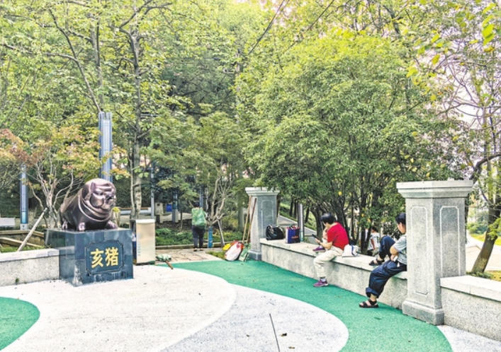 九江南湖公园部分游客坐姿“任性” 倚靠廊柱、脚踩座椅