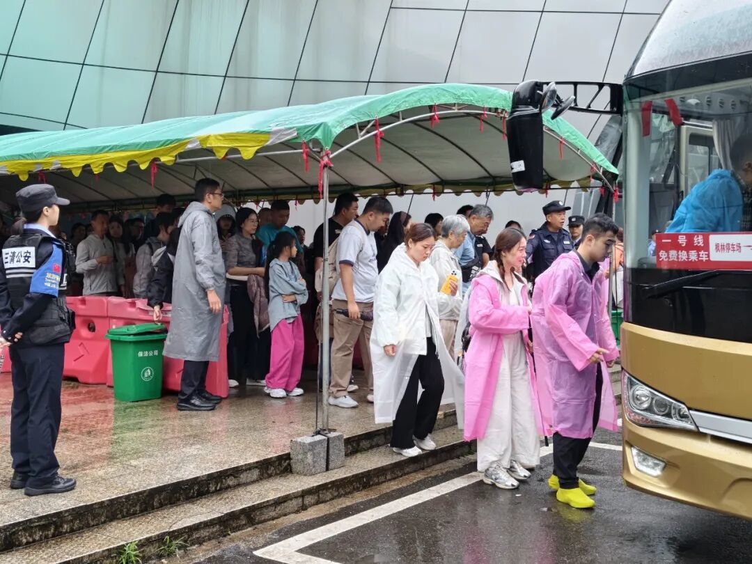 公安、义警引导游客有序换乘