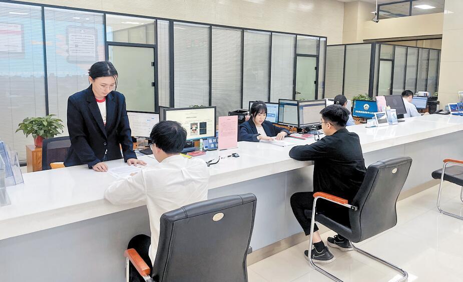 近日,正定县政务服务中心企业全生命周期服务区内,工作人员正在为企业办理相关业务。正定县政务服务中心供图