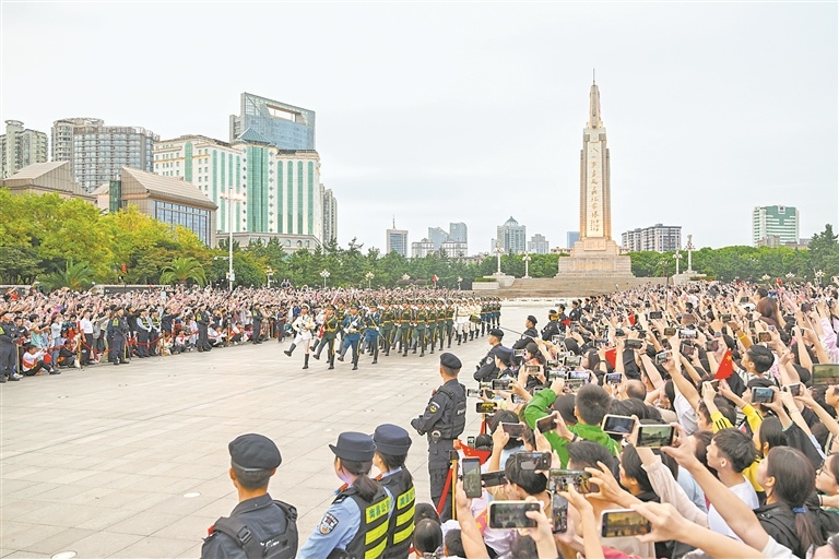 南昌市八一广场人潮涌动,市民游客正在观看升国旗仪式。江西日报全媒体记者 洪子波摄