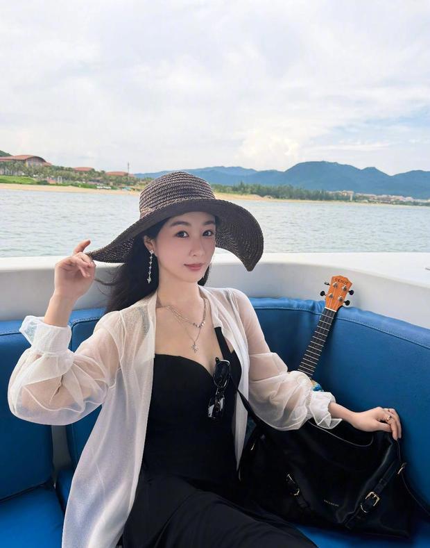杨紫白衬衫造型松弛清爽 手捧椰子享受假日时光