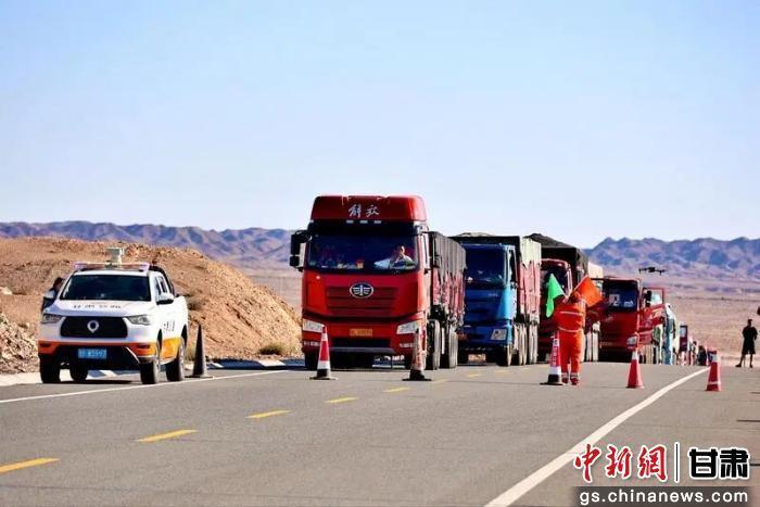 图为在这条边境线上，酒泉公路事业发展中心马鬃山公路段红石山养护工区的24名养路工人扎根于此，默默守护着这条交通要道。酒泉市融媒体中心供图