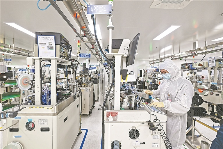 南昌高新区晶能光电股份有限公司,半导体光电器件源源不断地下线。江西日报全媒体记者 吴文兵摄