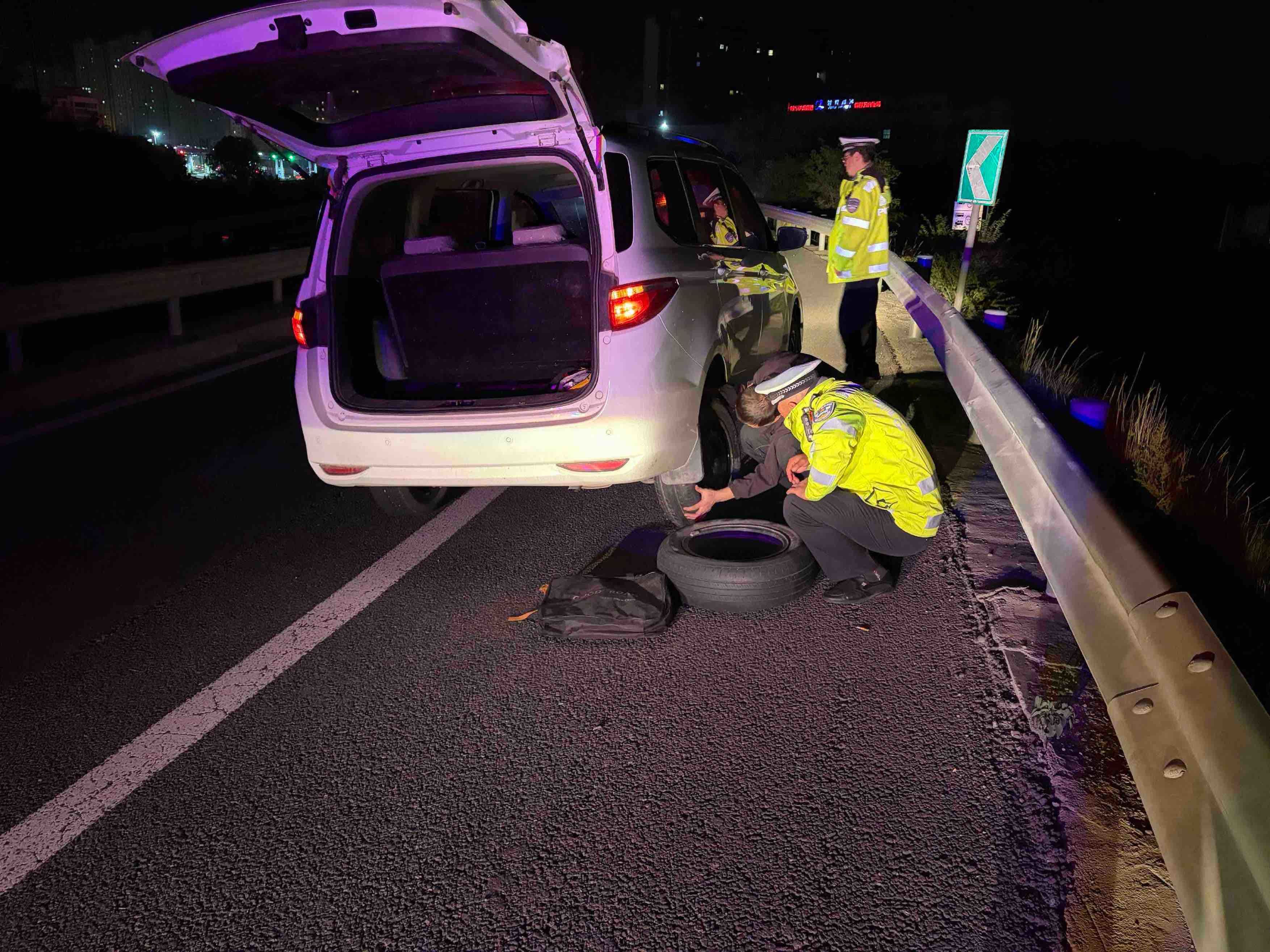 高速交警帮忙更换轮胎
