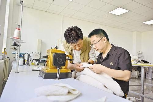 阳原县以智能技改、原创设计、抱团出海为抓手，让皮草等传统产业焕发生机。图为近日该县鸿骏皮草有限公司设计人员在制作新款皮草服饰。本报记者 郭晓通摄