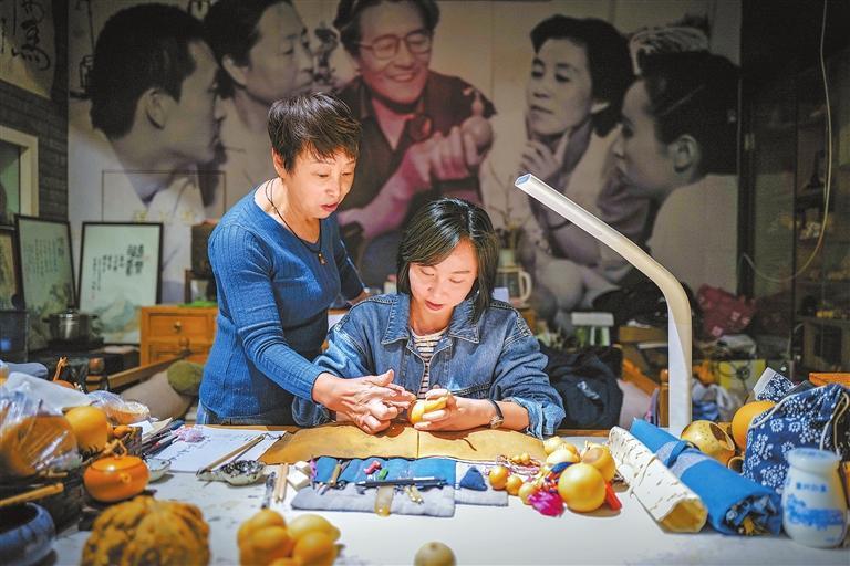 阮琳、阮熙越母女相守传承兰州刻葫芦技艺