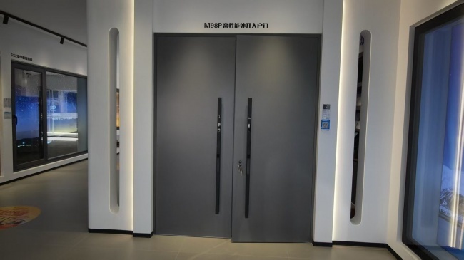 长治万博店的门类展示区域,实地看样可同时核对室内外风格。
