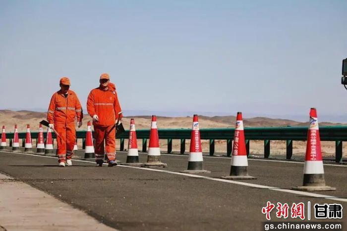 图为在这条边境线上，酒泉公路事业发展中心马鬃山公路段红石山养护工区的24名养路工人扎根于此，默默守护着这条交通要道。酒泉市融媒体中心供图